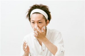 加齢臭対策石鹸で顔を洗う男性