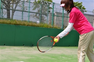 女性がテニスをしている